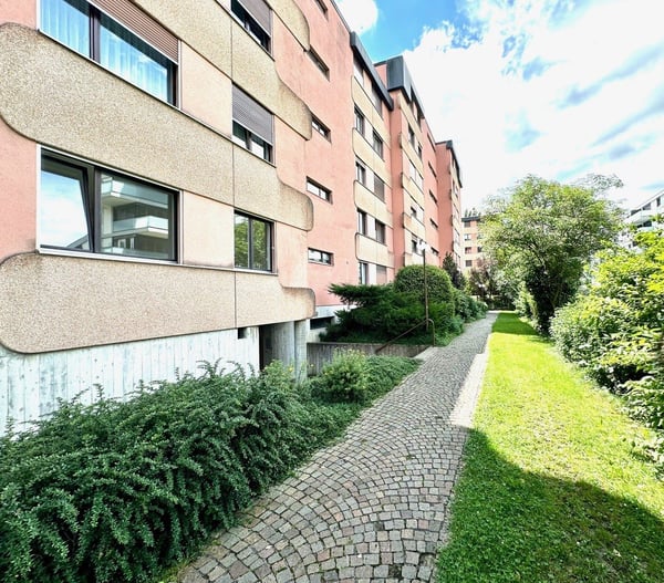 Prix baissé : appartement-terrasse avec cuisine ouverte sur le salon, quartier calme 2