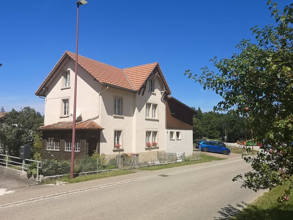 Grande maison familiale de 2.5 pièces à Lajoux, possibilité gestion chambres d'hôtes 2