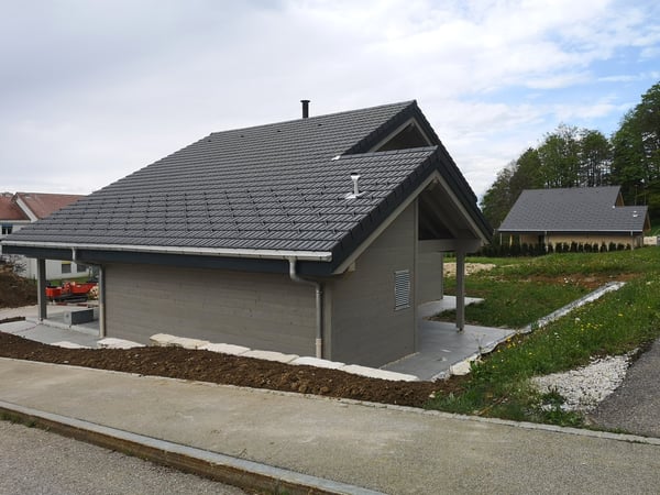 Maison moderne en madrier thermo-chauffé, avec garage, terrasse et jardin 4