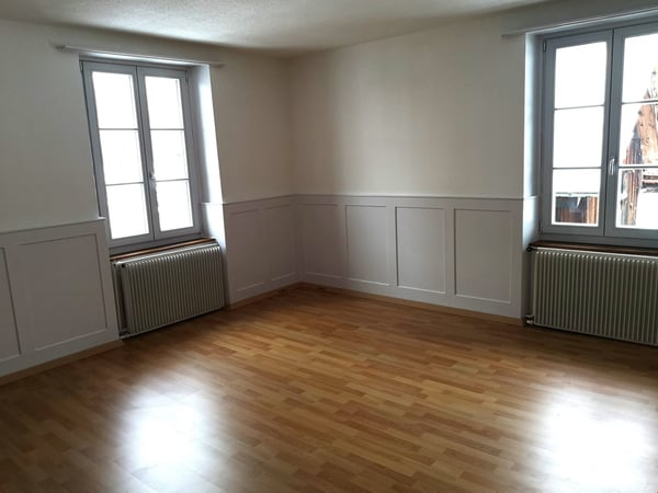 Appartement partiellement rénové, 1er étage, libre de suite 2