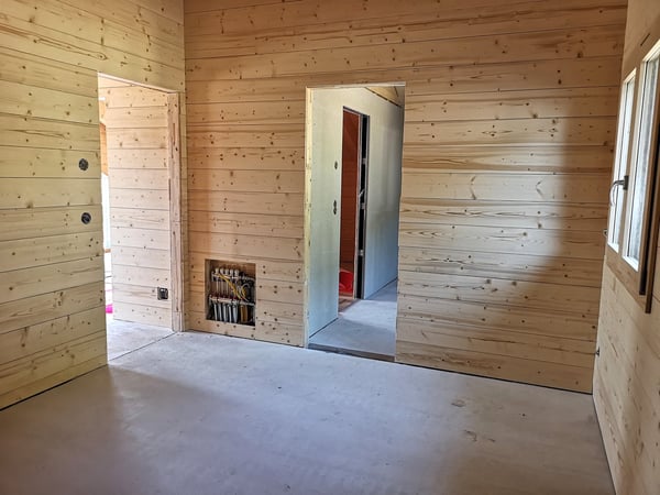 Maison moderne en madrier massif, maison sur parcelle 1288, libre de suite 18