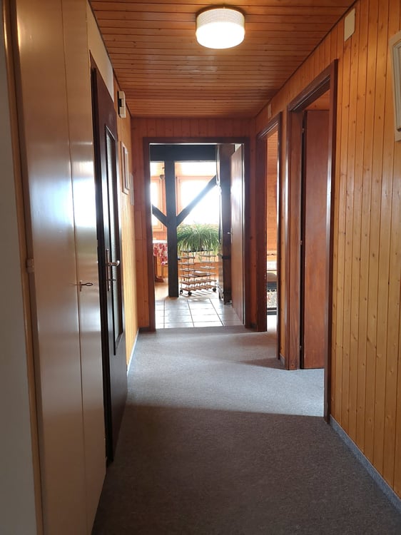 A vendre immeuble avec grande surface polyvalente, 3 places de parc, 2 appartements 17