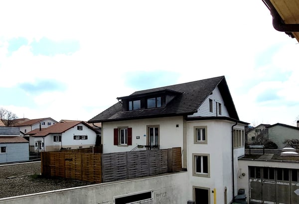A vendre immeuble avec grande surface polyvalente, 3 places de parc, 2 appartements 2
