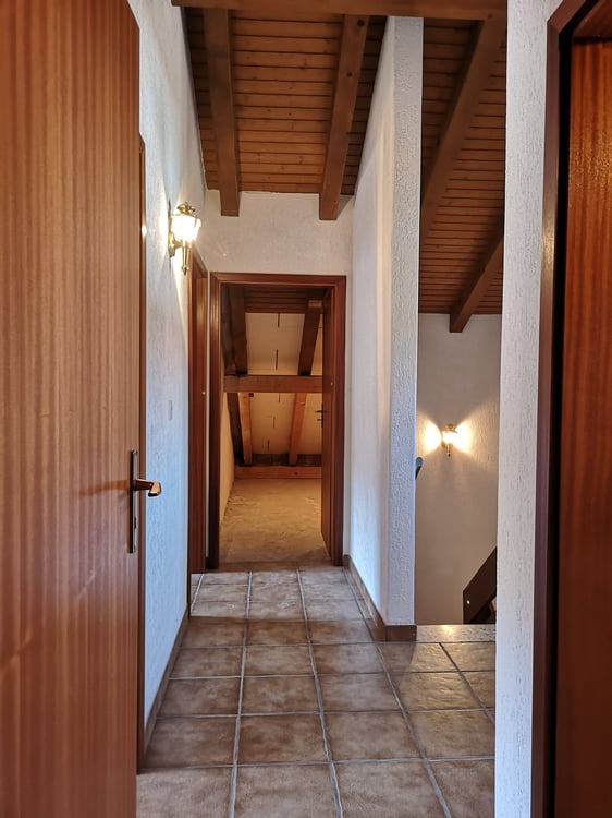 Grande maison 5.5pces, env. 120m2, terrain 802m2, avec garage, places de parc, terrasse, bûcher 30