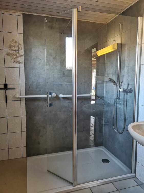 Grande maison 5.5pces, env. 120m2, terrain 802m2, avec garage, places de parc, terrasse, bûcher 19