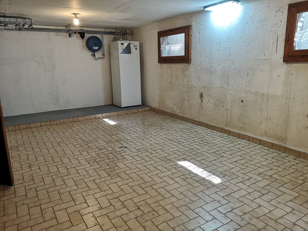 Grande maison 5.5pces, env. 120m2, terrain 802m2, avec garage, places de parc, terrasse, bûcher 38