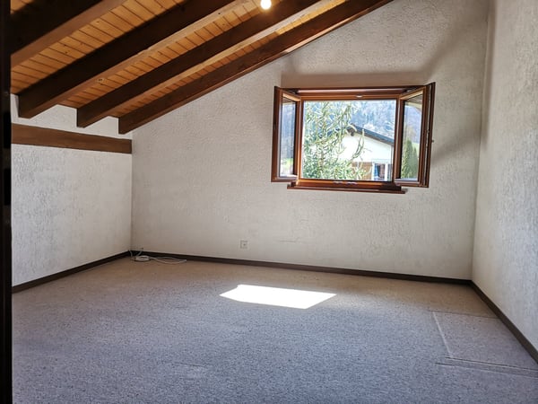 Grande maison 5.5pces, env. 120m2, terrain 802m2, avec garage, places de parc, terrasse, bûcher 32