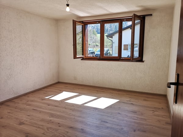 Grande maison 5.5pces, env. 120m2, terrain 802m2, avec garage, places de parc, terrasse, bûcher 18