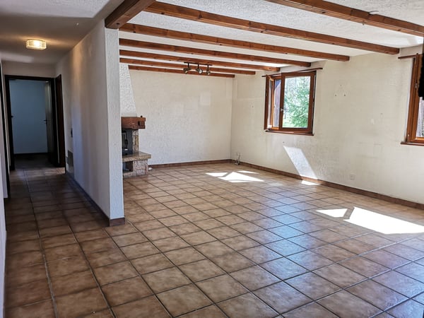 Grande maison 5.5pces, env. 120m2, terrain 802m2, avec garage, places de parc, terrasse, bûcher 16