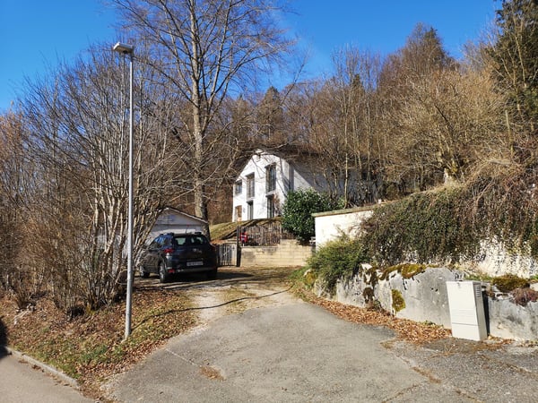 Baisse de prix : maison rénovée avec grand terrain, véranda, 2 terrasses, 2 garages 2