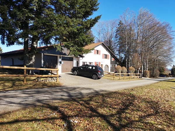 Schöne individuelle Villa mit 7 Zimmern in der Montagne de Moutier (1130m) 2