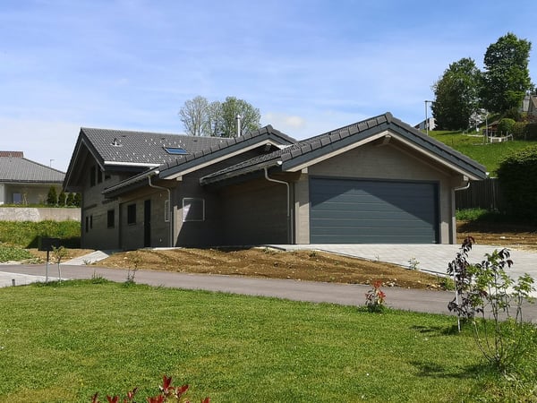 Grande maison moderne en madrier massif avec panneaux solaires, libre de suite 10