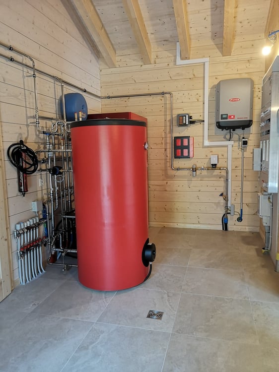 Grande maison moderne en madrier massif avec panneaux solaires, libre de suite 30