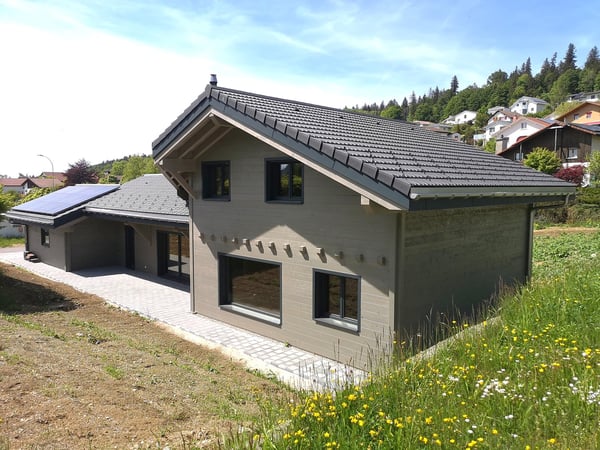 Grande maison moderne en madrier massif avec panneaux solaires, libre de suite 14