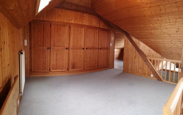 Baisse de prix : grand duplex au centre du village avec garage et atelier, libre de suite 26