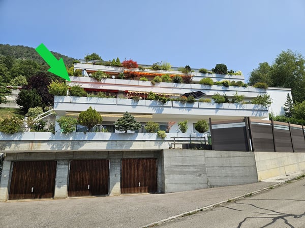 Spacieux appartement-terrasse de 5.5 pièces à Moutier avec vue dégagée, 2 garages 1