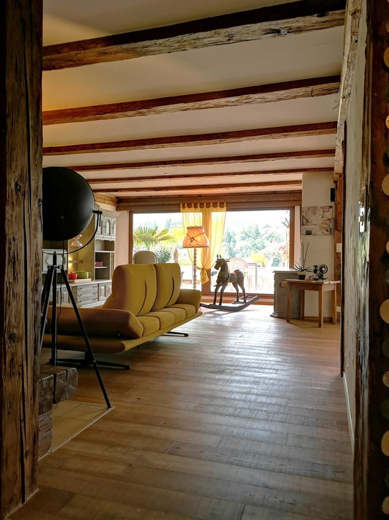 Spacieux appartement-terrasse de 5.5 pièces à Moutier avec vue dégagée, 2 garages 18