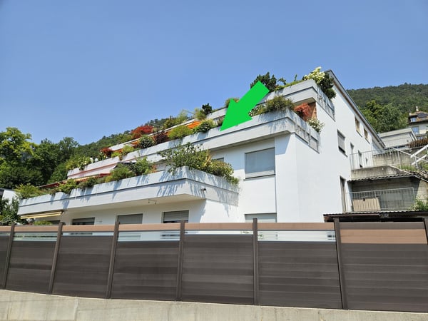 Spacieux appartement-terrasse de 5.5 pièces à Moutier avec vue dégagée, 2 garages 2