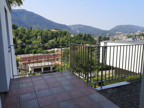 Spacieux appartement-terrasse de 5.5 pièces à Moutier avec vue dégagée, 2 garages 11