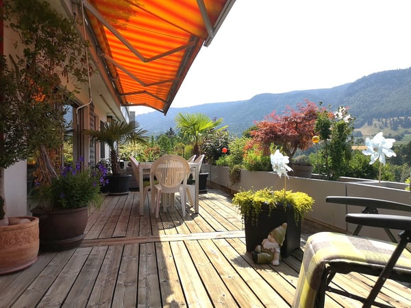 Spacieux appartement-terrasse de 5.5 pièces à Moutier avec vue dégagée, 2 garages 35