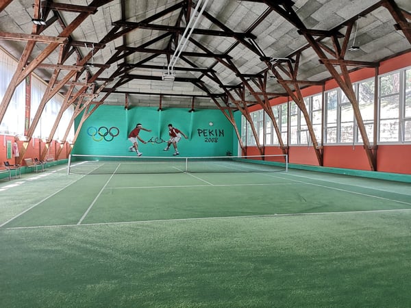Complexe sportif dédié au tennis, avec terrain à bâtir en réserve 9