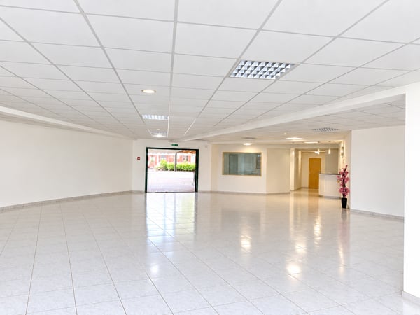 A louer local commercial de 200m2 avec vitrine sur l'axe Delémont-Bâle 3