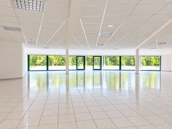 A louer local commercial de 200m2 avec vitrine sur l'axe Delémont-Bâle 1