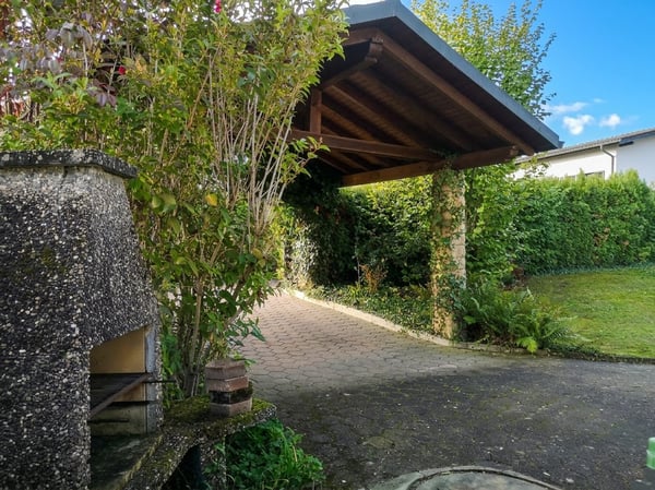 Jolie maison dans quartier résidentiel, avec garage + carport + place de parc, libre de suite. 5