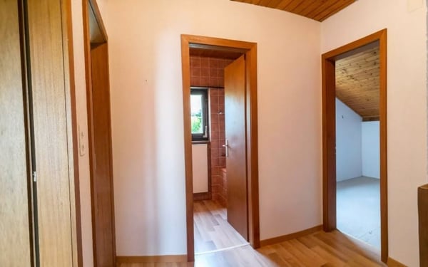 Jolie maison dans quartier résidentiel, avec garage + carport + place de parc, libre de suite. 25