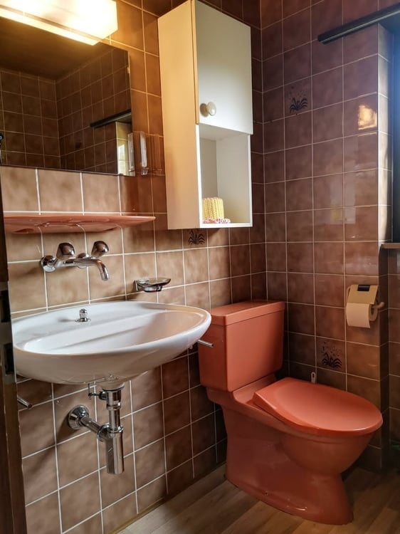 Jolie maison dans quartier résidentiel, avec garage + carport + place de parc, libre de suite. 32