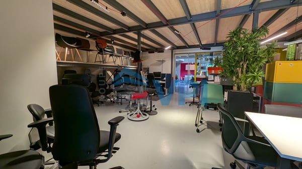 Mont-sur-Lausanne - Beau bureau de 486m2 avec quai de déchargement 8