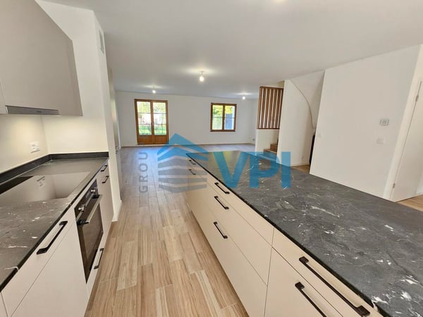 Superbe villa mitoyenne 6 pièces avec terrasse et jardin privatifs à B 5