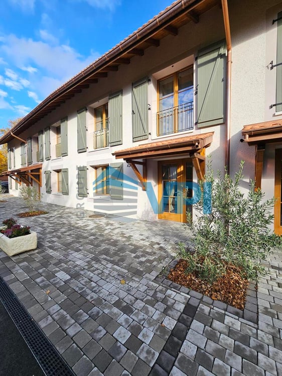 Superbe villa mitoyenne 6 pièces avec terrasse et jardin privatifs à B 12