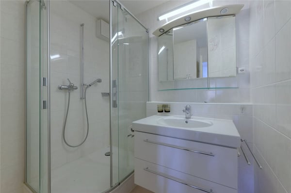 1-Zimmer-Eigentumswohnung im 3. Obergeschoss mit Lift und verglastem Eckbalkon 10