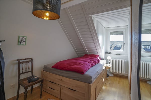 Kleine, charmante Dachwohnung mitten im Breitsch 8