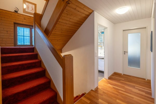 Villa im Chalet-Stil mit Pool & Sicht auf die Berner Alpenkette in Riggisberg 10