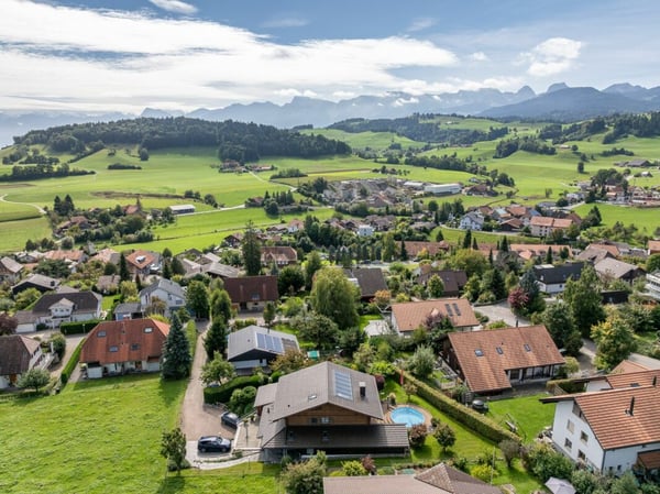 Villa im Chalet-Stil mit Pool & Sicht auf die Berner Alpenkette in Riggisberg 18