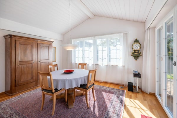 Villa im Chalet-Stil mit Pool & Sicht auf die Berner Alpenkette in Riggisberg 9