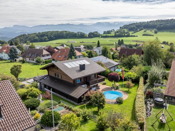 Villa im Chalet-Stil mit Pool & Sicht auf die Berner Alpenkette in Riggisberg 1