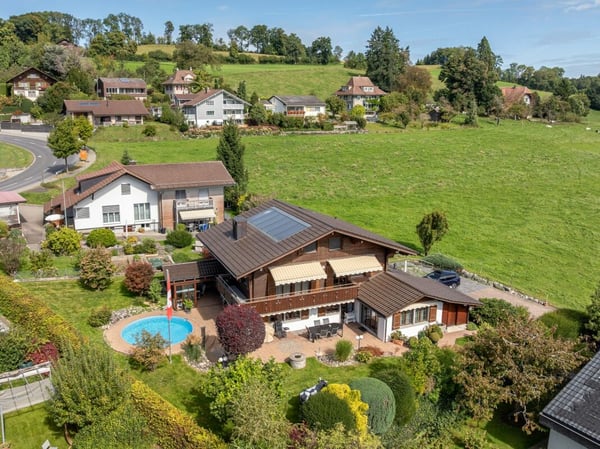 Villa im Chalet-Stil mit Pool & Sicht auf die Berner Alpenkette in Riggisberg 5
