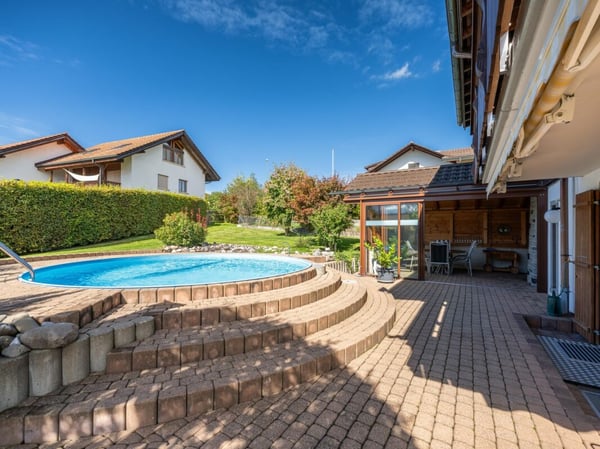 Villa im Chalet-Stil mit Pool & Sicht auf die Berner Alpenkette in Riggisberg 2