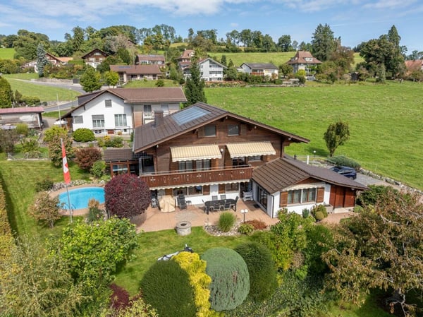 Villa im Chalet-Stil mit Pool & Sicht auf die Berner Alpenkette in Riggisberg 3