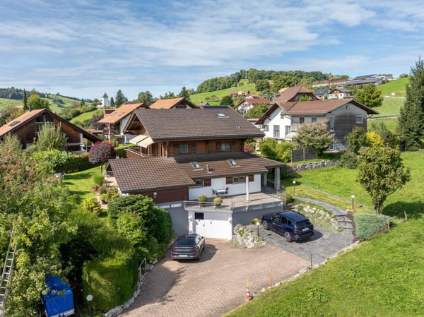 Villa im Chalet-Stil mit Pool & Sicht auf die Berner Alpenkette in Riggisberg 4