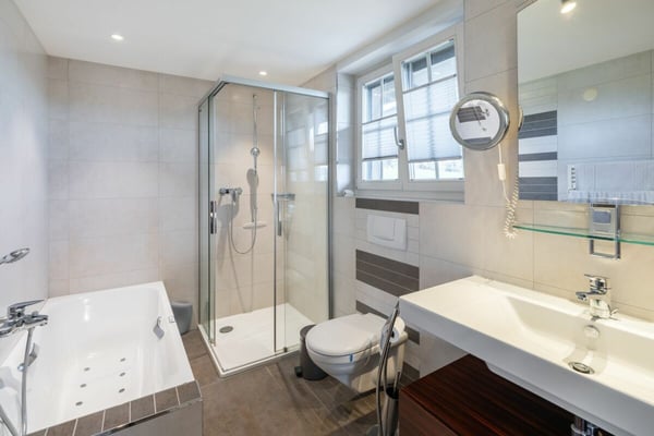 Villa im Chalet-Stil mit Pool & Sicht auf die Berner Alpenkette in Riggisberg 13