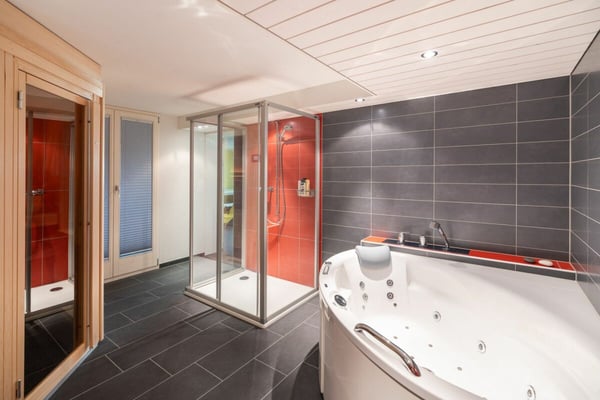 Villa im Chalet-Stil mit Pool & Sicht auf die Berner Alpenkette in Riggisberg 12