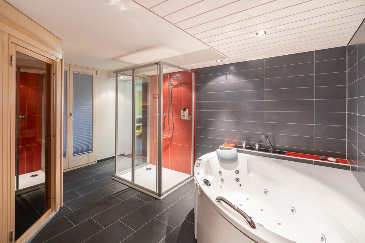 Villa im Chalet-Stil mit Pool & Sicht auf die Berner Alpenkette in Riggisberg