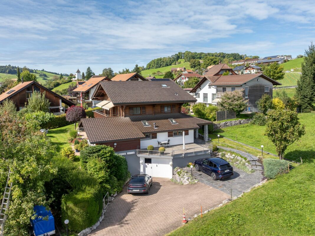 Ampio Chalet con Piscina & Vista sulle Alpi Bernesi a Riggisberg