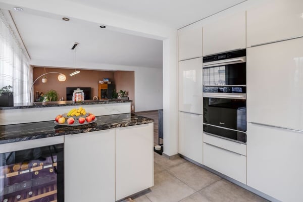 Moderne 4.5 Zimmerwohnung mit grossem Wintergarten und Terrasse im Zentrum von Oensingen 2