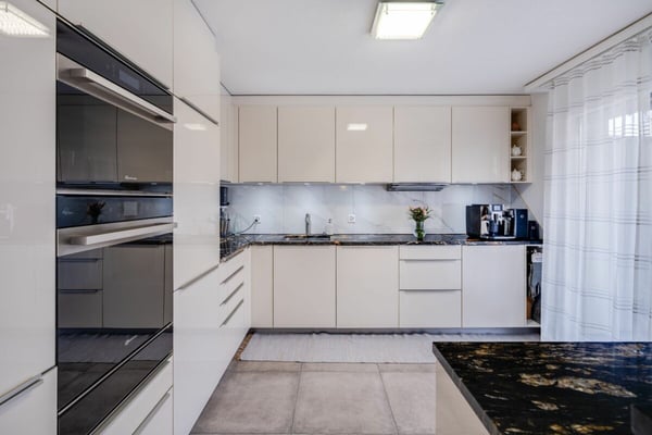 Moderne 4.5 Zimmerwohnung mit grossem Wintergarten und Terrasse im Zentrum von Oensingen 1