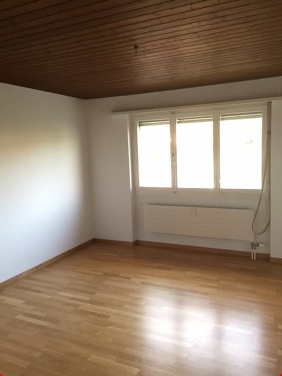 Ruhig gelegene 4,5-Zimmer-Wohnung in Richigen inkl. PP 8